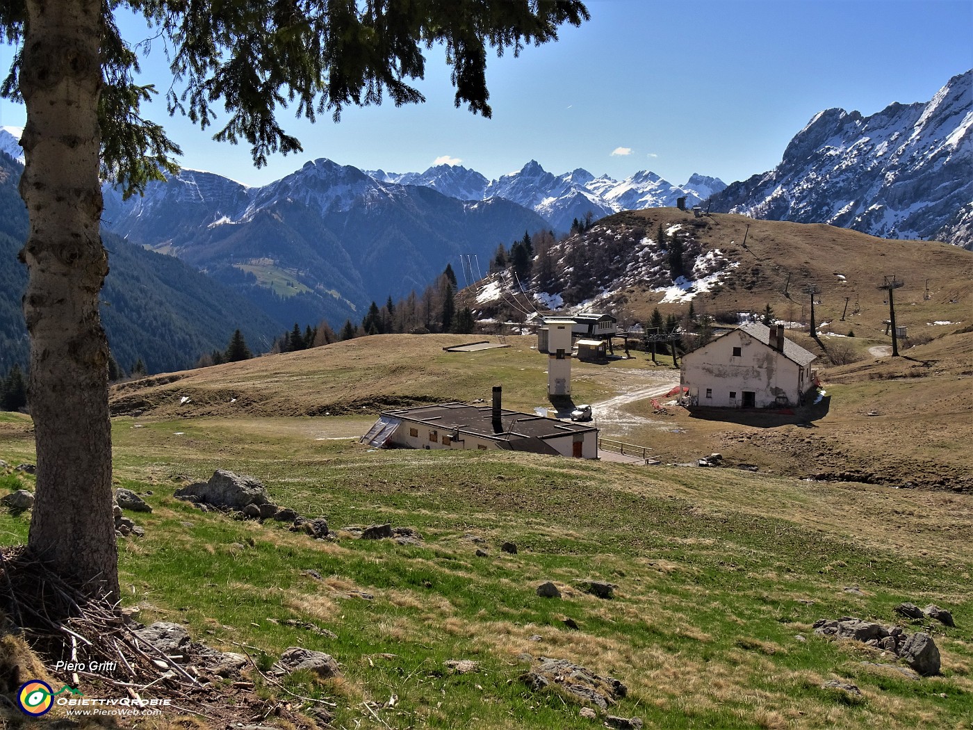 12 Vista sulla Baita del Camoscio dal sent. 115 alla Casera Sessi.JPG